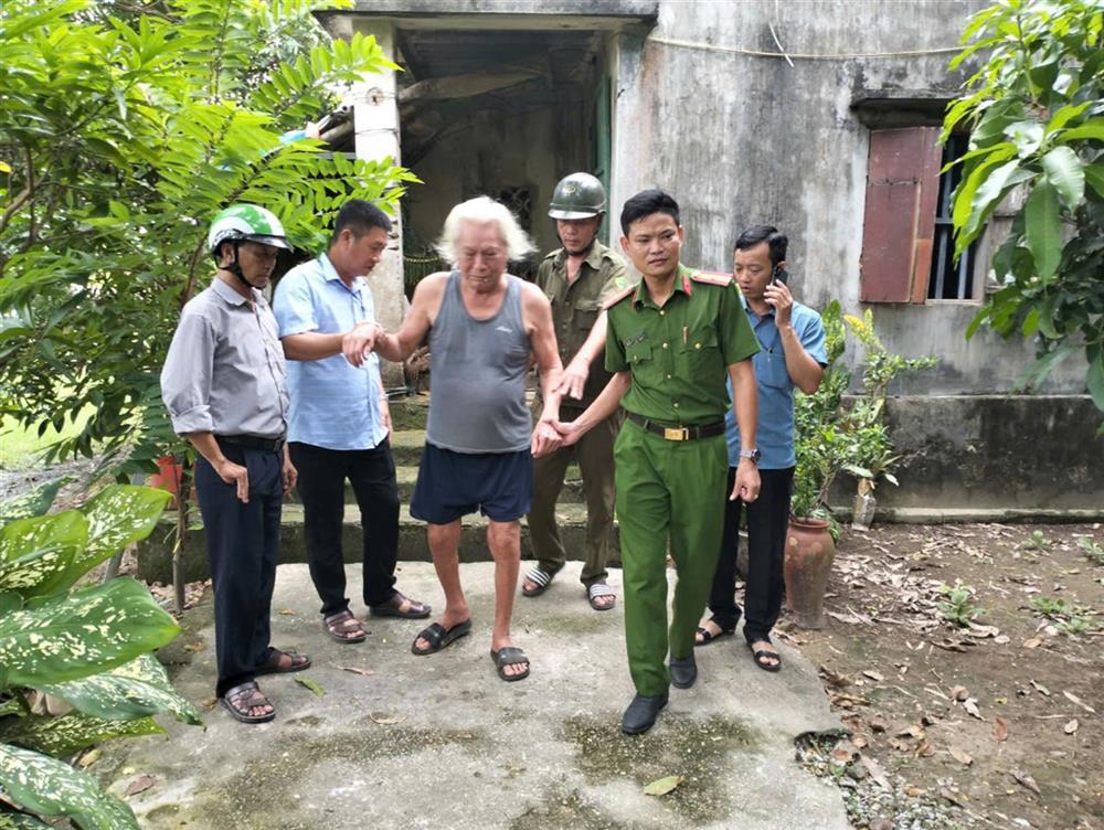 Công an huyện Kiến Thụy giúp Nhân dân di di chuyển về nơi tránh trú bão an toàn.